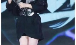 娱乐圈爆料恋情模板,当红明星甜蜜牵手，恋情曝光引粉丝热议！