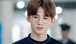 戴眼镜爆料娱乐圈的人有哪些,娱乐圈揭秘，明星隐私大曝光